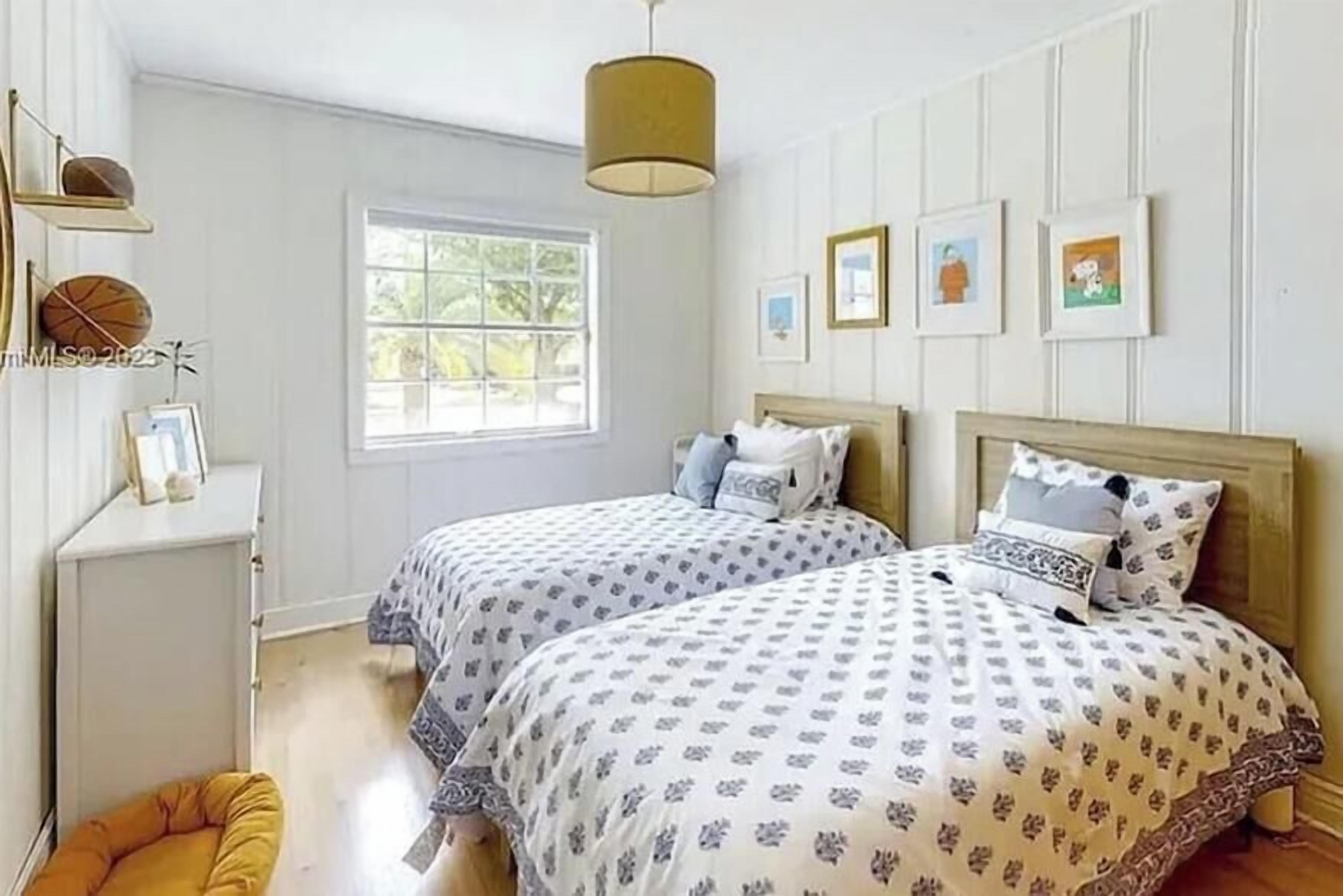 3 habitaciones, tabla de planchar con plancha, internet y ropa de cama 
