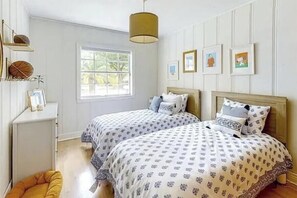 Iron/ironing board, Internet, bed sheets
