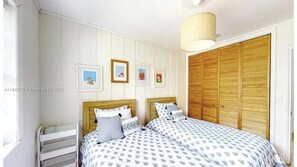 Iron/ironing board, Internet, bed sheets