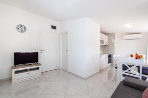 TV, fireplace - Holiday Home Tonka with pool (Donje Raštane)