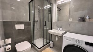 Dusche, Haartrockner, Handtücher, Toilettenpapier