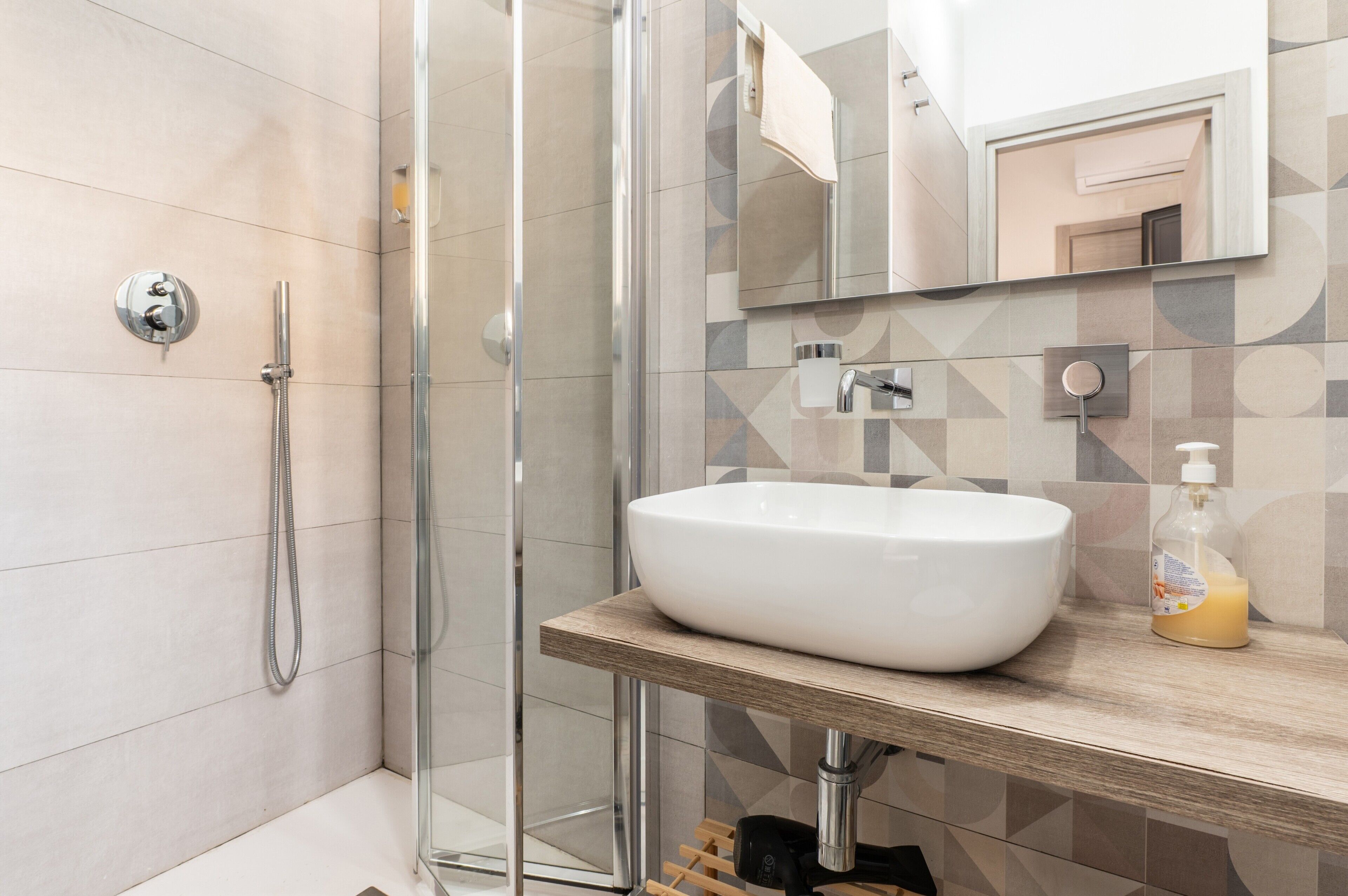 Dusche, Haartrockner, Handtücher