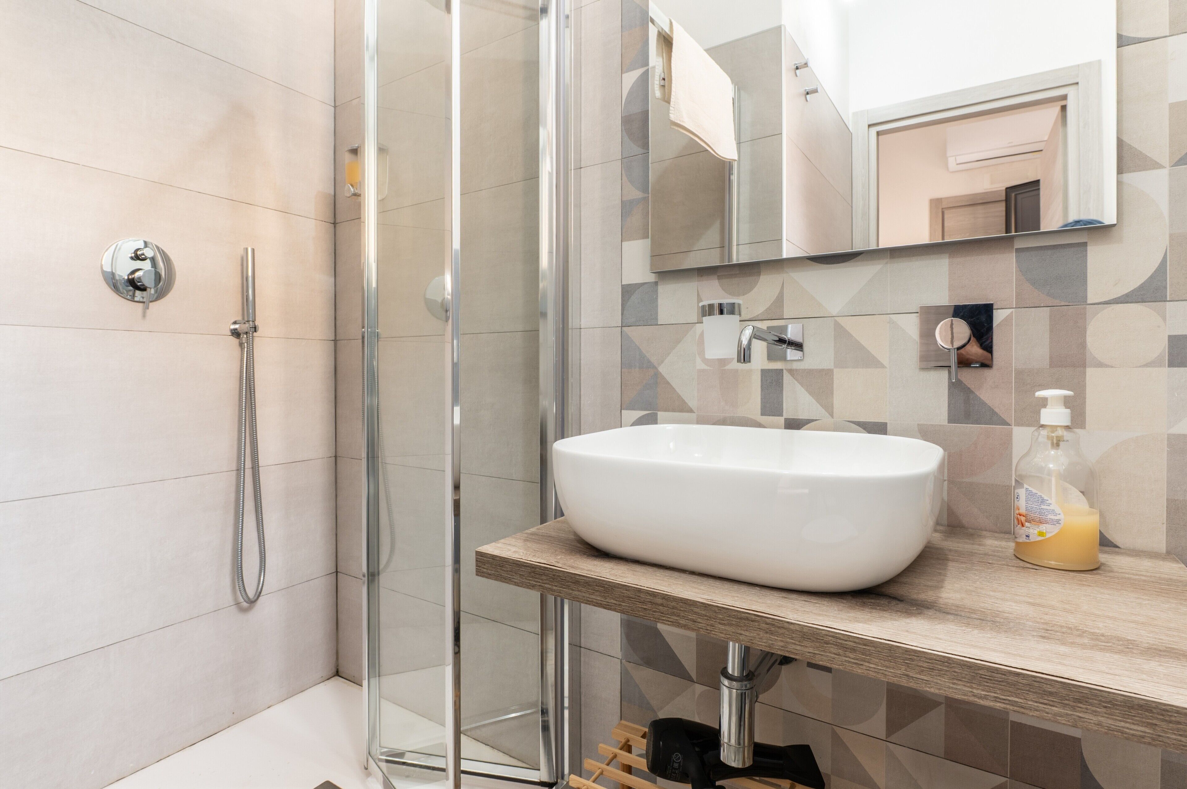 Douche, sèche-cheveux, serviettes fournies