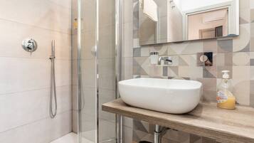Douche, sĂšche-cheveux, serviettes fournies