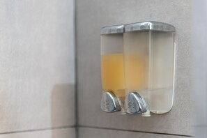 Een douche, een haardroger, handdoeken