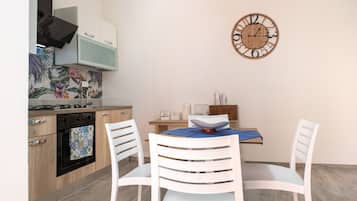 Cafetière/bouilloire, batterie de cuisine, vaisselle et ustensiles
