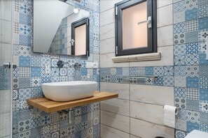 Shower, hair dryer, towels - 'Perla Marina - Torre Monterosso' Room with Balcony, Wi-Fi, Air Conditioning & Shared Kitchen (Realmonte)