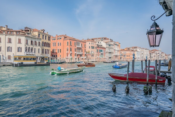 A canal with boats, historic buildings, and a street lamp. - La Loggetta Grand Canal San Marco (Venice)