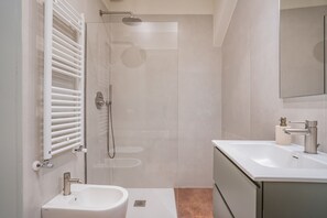 Een douche, een haardroger, een bidet