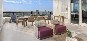 Outdoor dining - Celebrate 250! Wyndham Margaritaville 2 bedroom deluxe in downtown Atlanta (Atlanta)