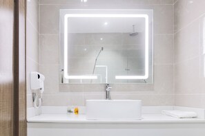 Dusche, kostenlose Toilettenartikel, Haartrockner, Handtücher