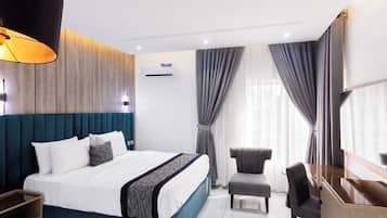 Executive Suite | Desk, laptop workspace, free WiFi