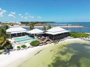Ein Resort mit Pool, Strand und Meerblick.