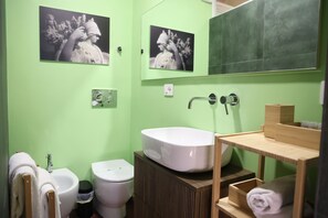 Shower, hair dryer, bidet, towels - APARTMENT IN TESTACCIO SQUARE (Roma)