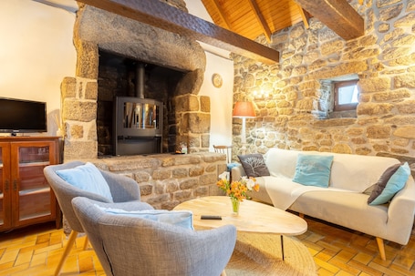 TV. Charming Breton House with Shared Pool