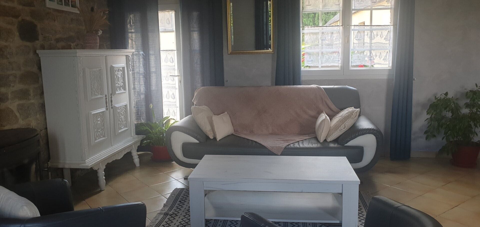 Fernseher, Kamin, Tischtennisplatte