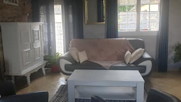 Fernseher, Kamin, Tischtennisplatte
