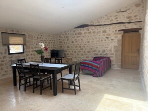 Dining - T3, renovated in a charming estate surrounded by nature in the Haut Var (Régusse)