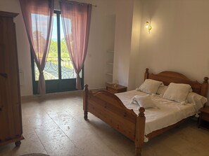 1 bedroom, iron/ironing board - T3, renovated in a charming estate surrounded by nature in the Haut Var (Régusse)