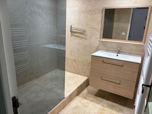 Shower, hair dryer - T3, renovated in a charming estate surrounded by nature in the Haut Var (Régusse)