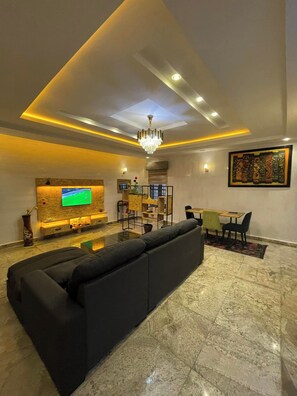 Habitación familiar, balc ón, vista a la ciudad | Interior
