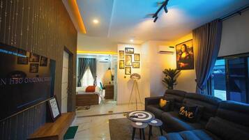 Family Room, Balcony, City View | Interior