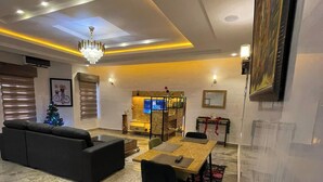Family Room, Balcony, City View | Bahagian dalam