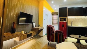 Family Room, Balcony, City View | Meja, ruang kerja komputer riba, kalis bunyi, Wi-fi percuma 