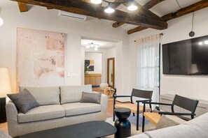 TV - Villa Lana – The Istrian Retreat<br>Stone villa for up to 10 guests with heated private pool and jacuzzi in peaceful surroundings. (Sveti Lovreč Pazenatički)