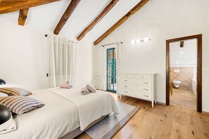 5 bedrooms, WiFi, bed sheets - Villa Lana – The Istrian Retreat<br>Stone villa for up to 10 guests with heated private pool and jacuzzi in peaceful surroundings. (Sveti Lovreč Pazenatički)