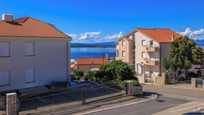 A coastal residential area with buildings, a clear blue sky, and a view of the sea. - Charming apartment with pool and parking in Crikvenica (Crikvenica)