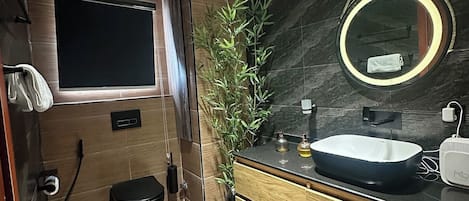 Economy-Apartment, Balkon, Stadtblick | Badezimmer