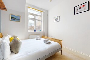 2 bedrooms, iron/ironing board, free WiFi, bed sheets - Bright 2BR Home w/Patio Near West End & Tube (London)