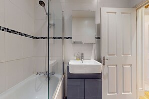 Hair dryer, towels, soap, shampoo - Bright 2BR Home w/Patio Near West End & Tube (London)