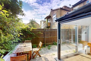 Outdoor dining - Bright 2BR Home w/Patio Near West End & Tube (London)