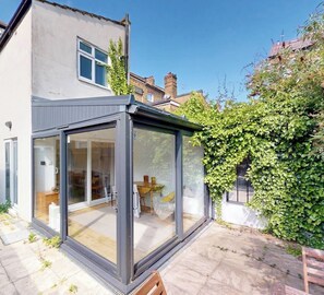Outdoor dining - Bright 2BR Home w/Patio Near West End & Tube (London)