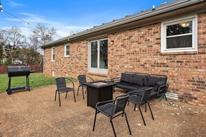 Outdoor dining - *New* Cozy / Near MTSU / Getaway ~ Sleeps 8+ (Murfreesboro)