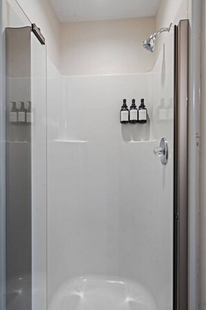 Secador de pelo, toallas, champú y papel higiénico