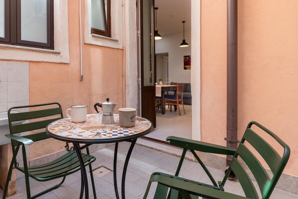 Outdoor dining - Cozy 83 sqm apartment, accommodating up to 5 people, located on the ground floor of a building (accessible via a few steps).The property is located in a residential area of ​​Catania, a short distance from the historic center, about a 10-minute walk  (Catania)