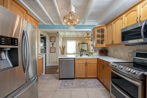 Private kitchen - Beautiful 2-bedroom house in enchanting St. Pete Beach. Sleeps up to 8 people. (St. Pete Beach)