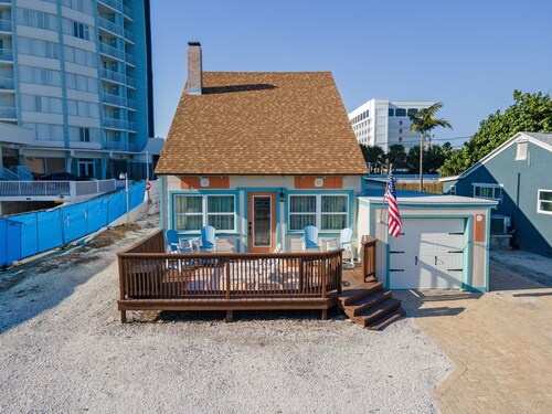 Beautiful 2-bedroom house in enchanting St. Pete Beach. Sleeps up to 8 people.