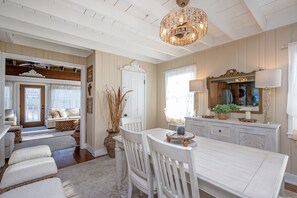 Interior - Beautiful 2-bedroom house in enchanting St. Pete Beach. Sleeps up to 8 people. (St. Pete Beach)