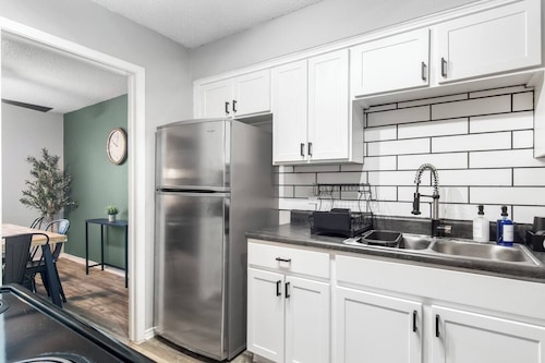 Arlington 2BR | AT&T, Globe Life, 6 Flags, Parking