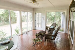 Dining - ~ The Cozy Farmhouse ~ | Sleeps 10+ | Farm Views (Murfreesboro)
