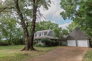 Exterior - ~ The Cozy Farmhouse ~ | Sleeps 10+ | Farm Views (Murfreesboro)