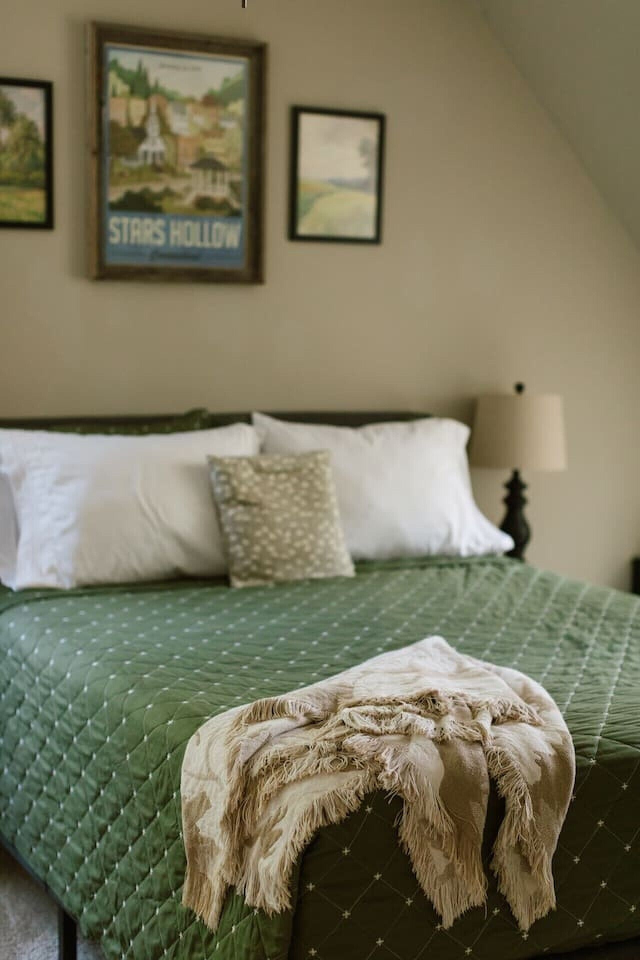 Desk, iron/ironing board, WiFi, bed sheets