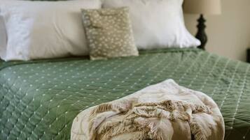 Desk, iron/ironing board, WiFi, bed sheets