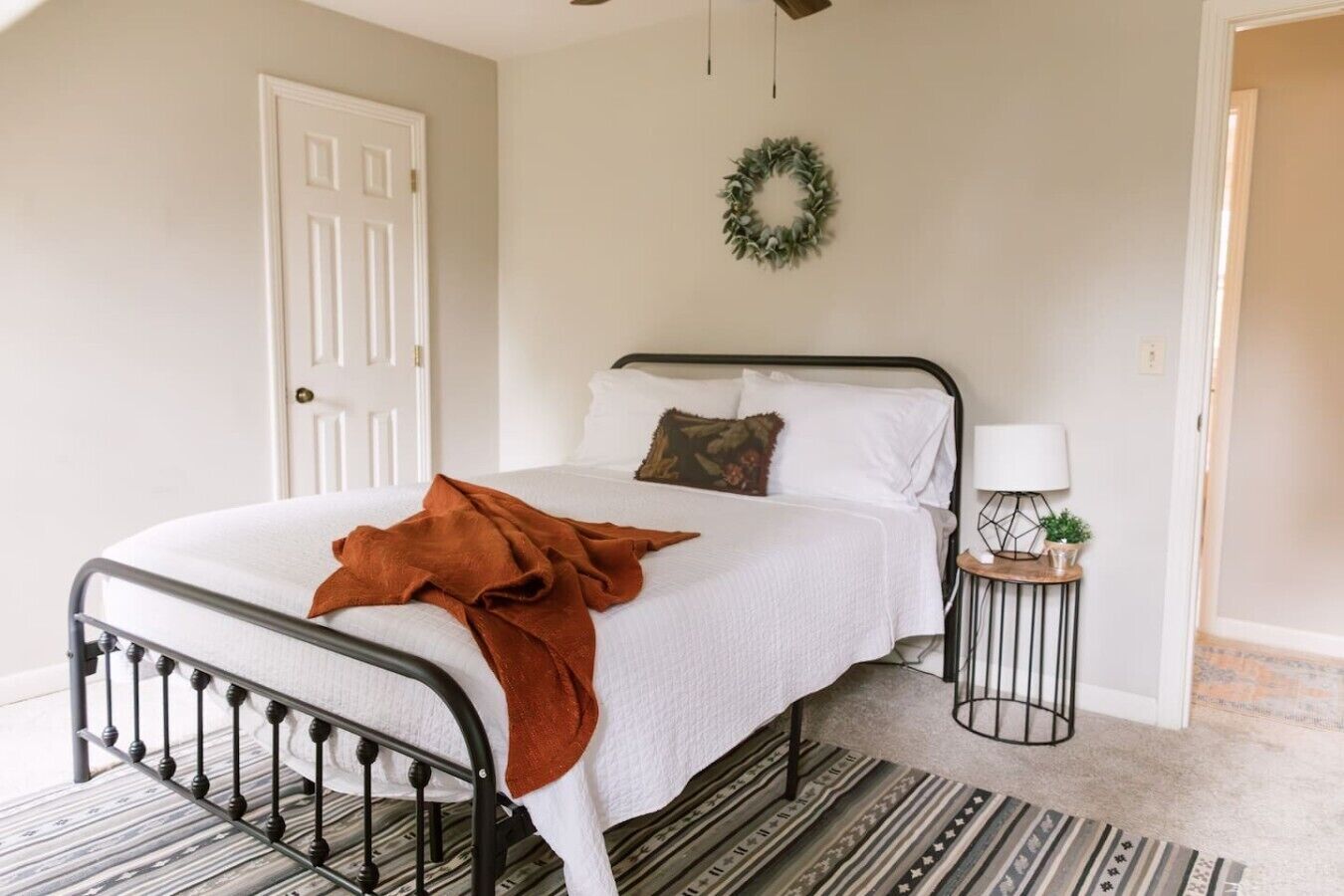 Desk, iron/ironing board, WiFi, bed sheets