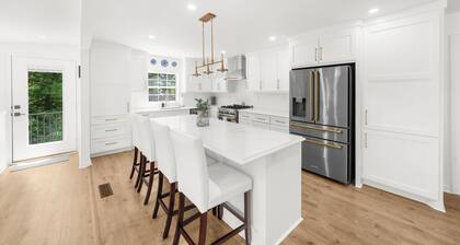 Fantastic 6 bedroom house with Deep water on Lake Lanier