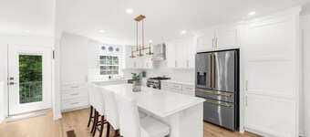 Fantastic 6 bedroom house with Deep water on Lake Lanier